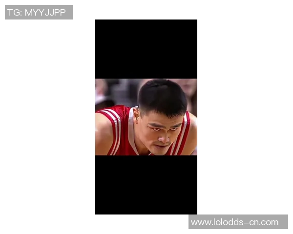 姚明在关键时刻单打阿泰斯特展现绝佳技术与篮球智慧的精彩瞬间